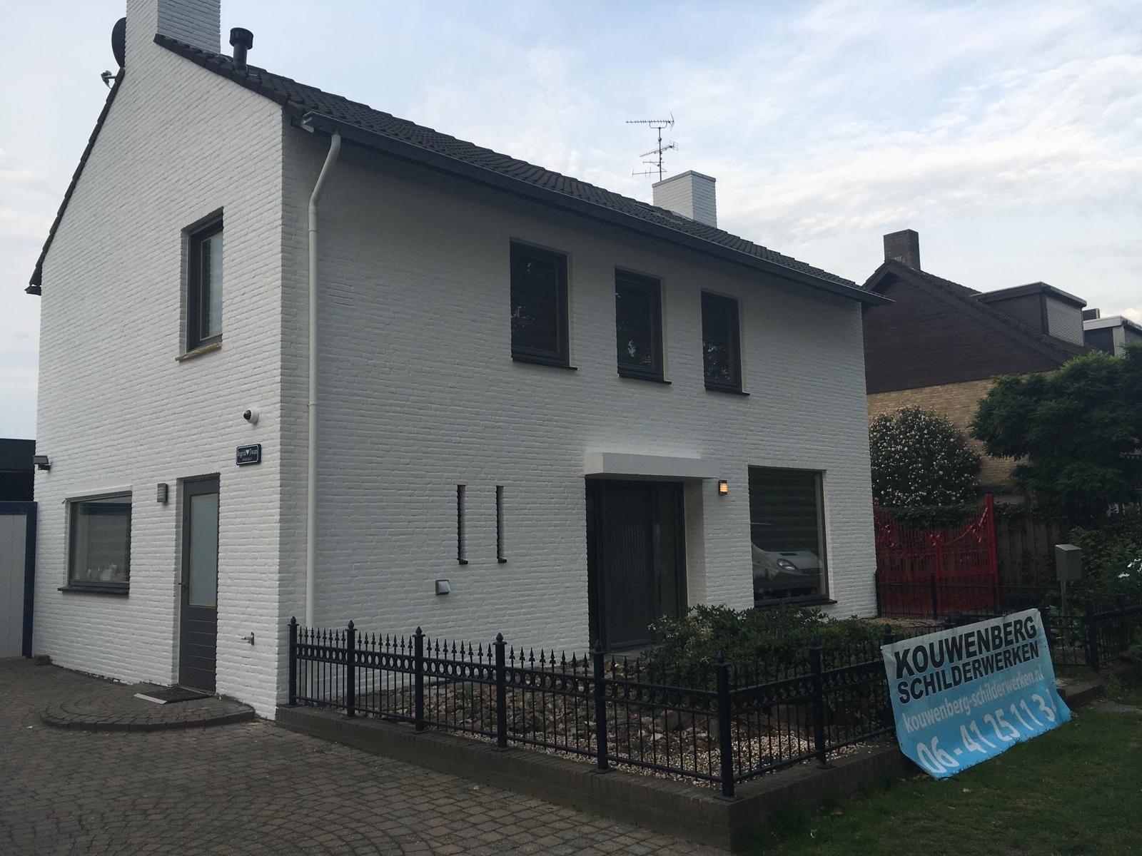 Woonhuis in Helmond met wit geschilderde gevel en zwarte kozijnen na het schilderwerk