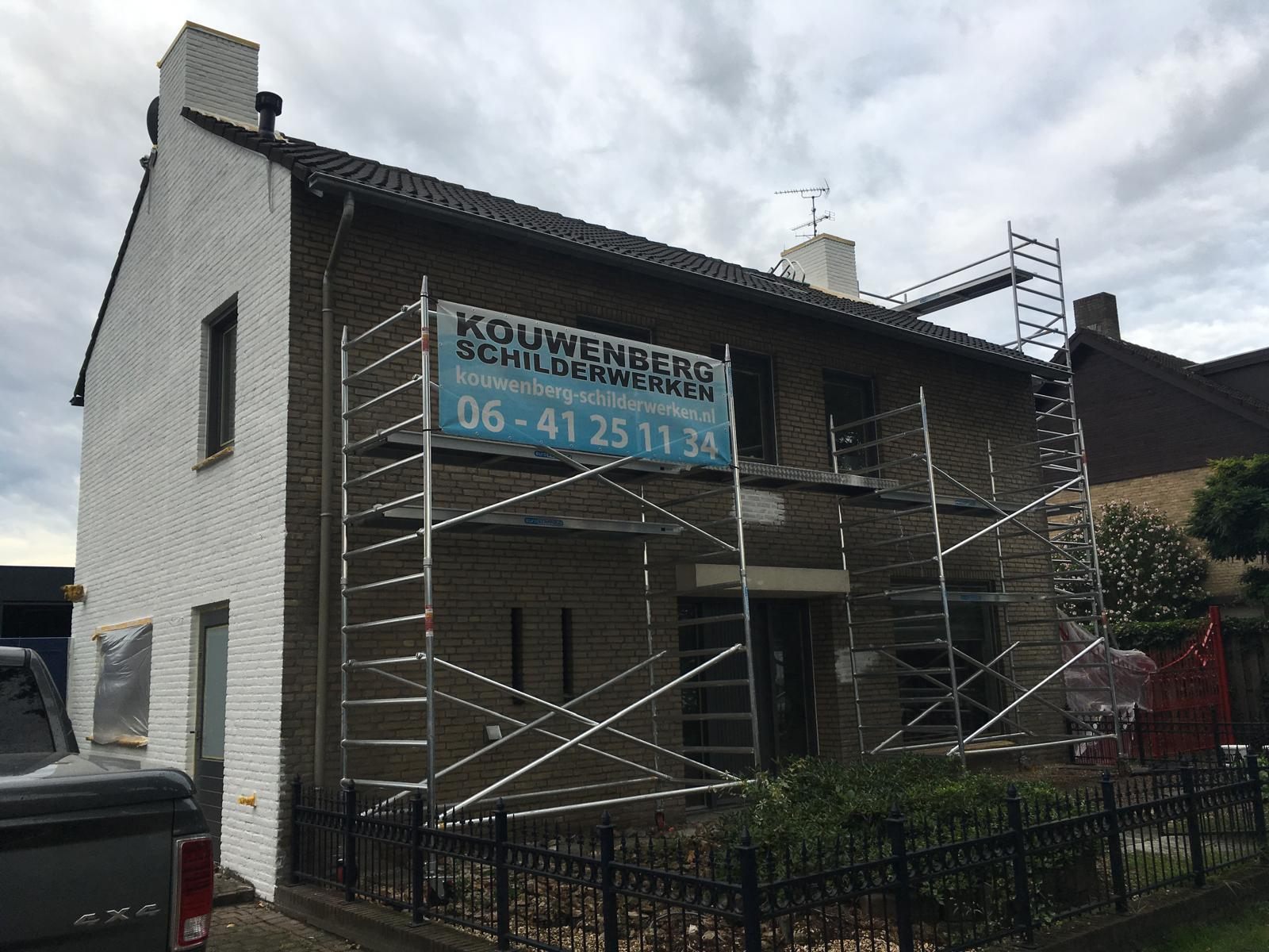 Rolsteigers tegen een bakstenen gevel in Helmond tijdens het buitenschilderwerk