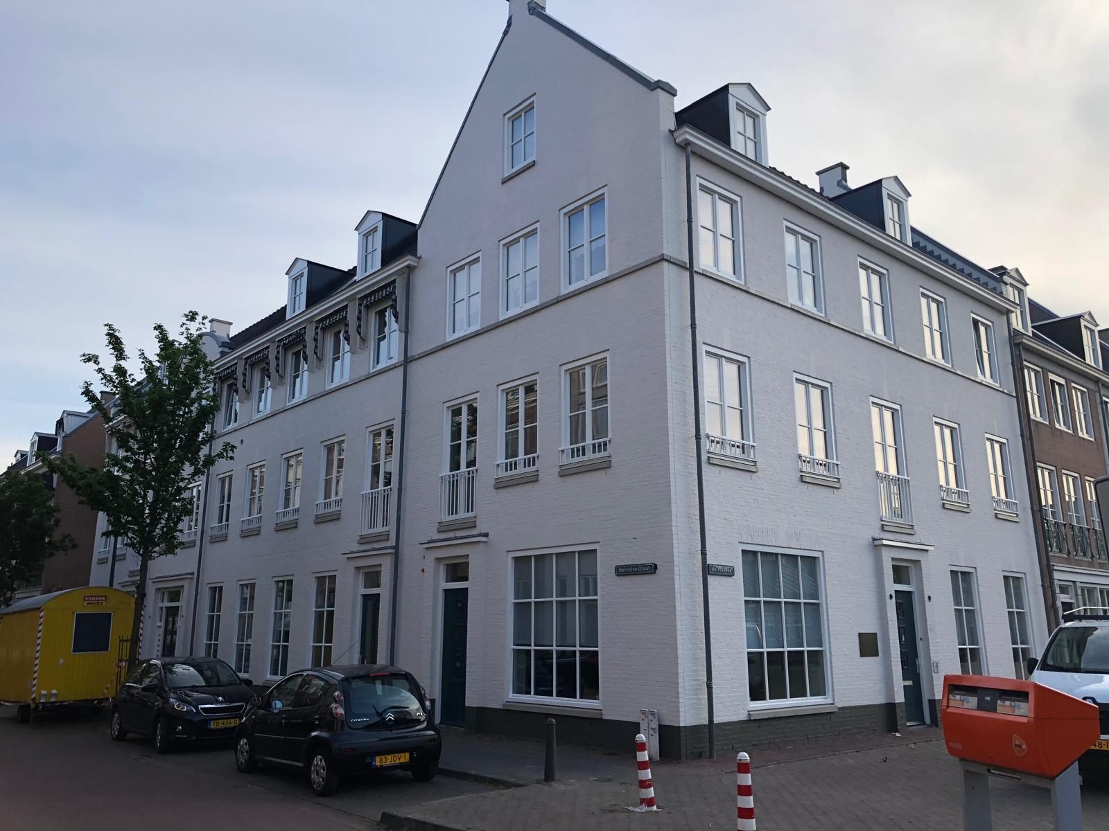 Wit afgewerkt hoekpand van een VvE aan de Herselsestraat in Helmond