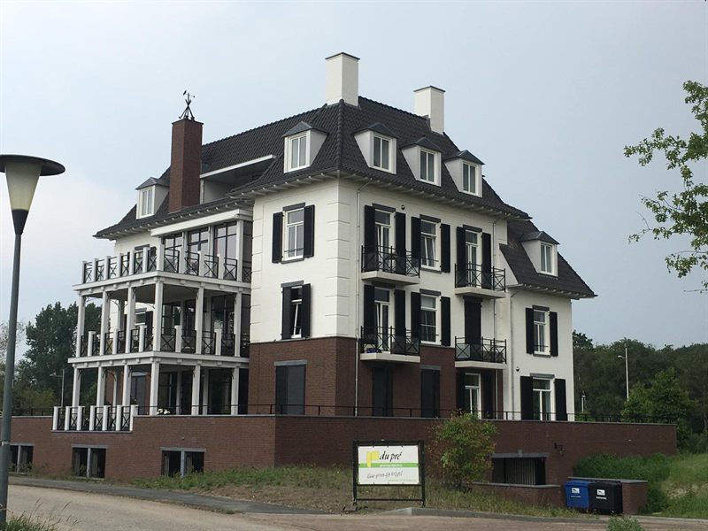 Villa Spaendonk in Helmond, wit afgewerkt met zwarte luiken en dakkapellen