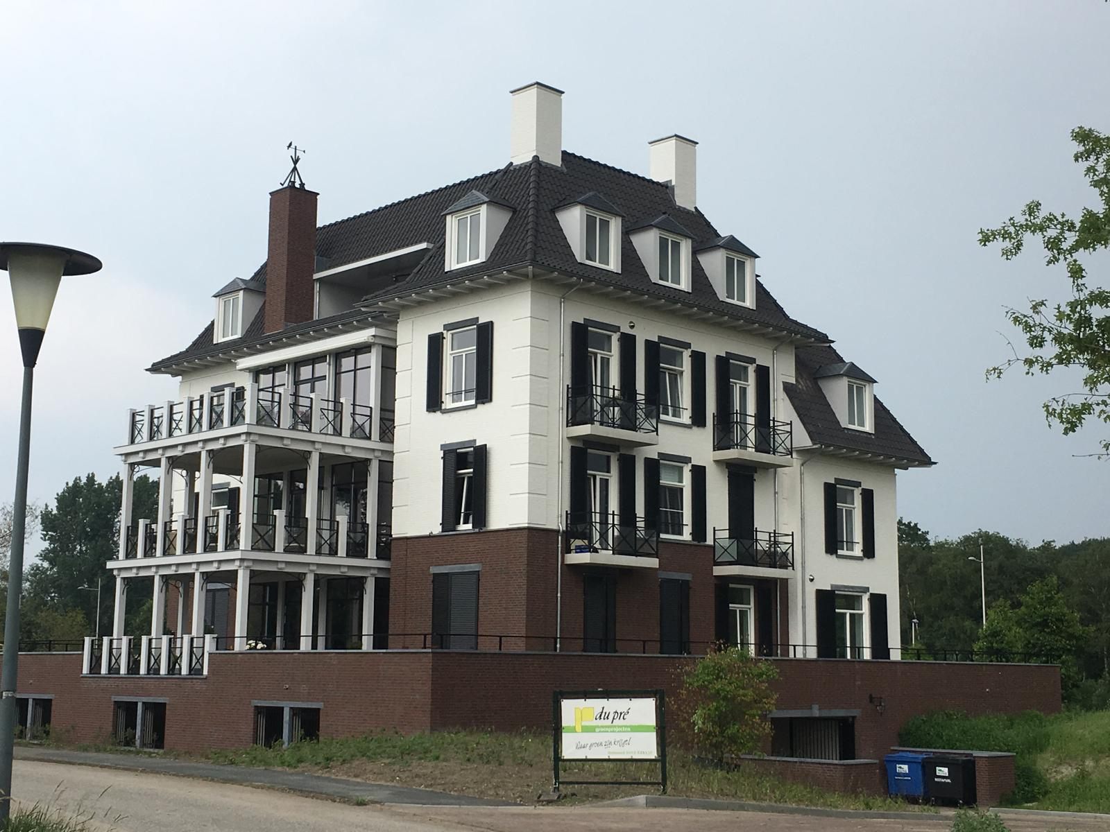 Villa Spaendonk in Helmond, wit afgewerkt met zwarte luiken na het gevelonderhoud