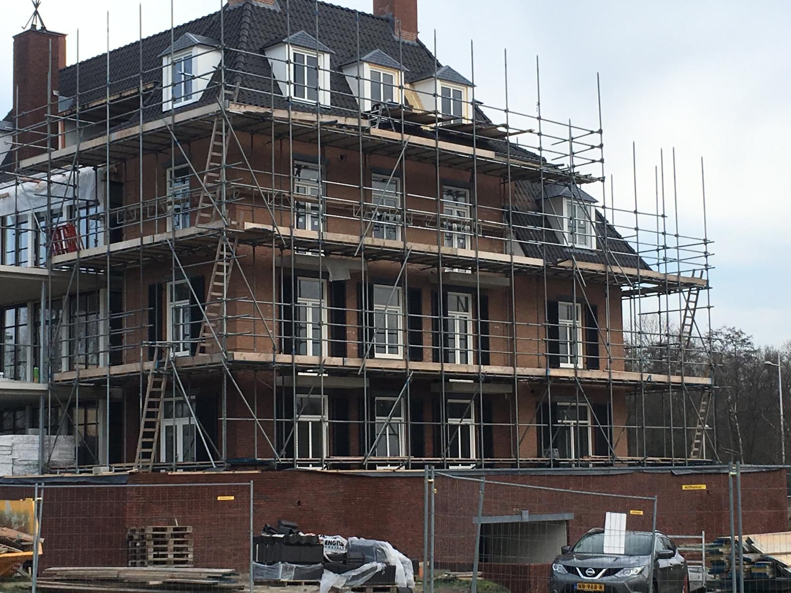 Villa Spaendonk in Helmond in de steigers tijdens het afwerken van het buitenschilderwerk