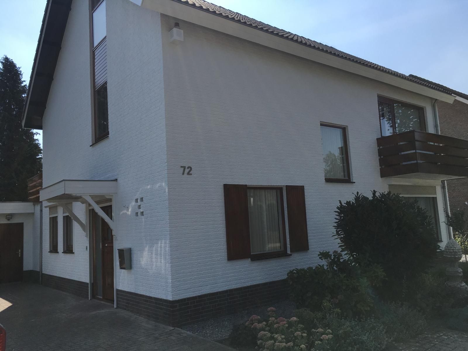 Woonhuis in Mierlo met wit afgewerkte gevel en houten luiken